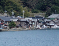 舟屋に入れない大きな白い漁船